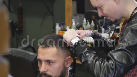 理发师理发店男式理发师理发师理发师剪客户端机器理发视频的预览图