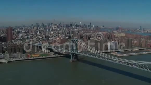 在纽约市威廉斯堡大桥上空盘旋视频的预览图