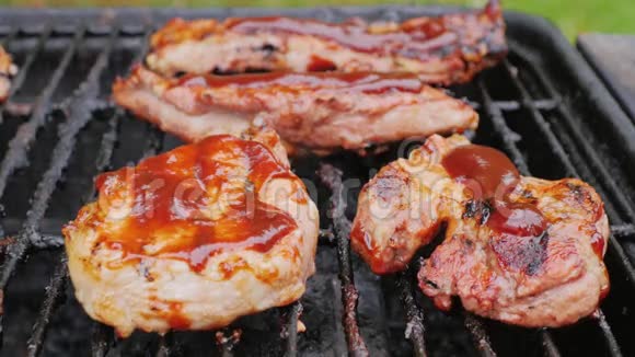烤架上的肉块上面抹上酱汁视频的预览图