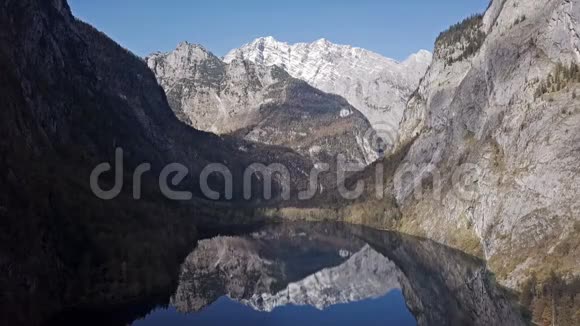 在德国伯希特斯加登的Obersee湖的倒影视频的预览图