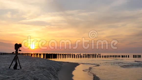 日落时海滩上的摄影摄像视频的预览图