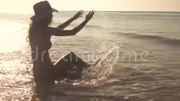 坐在海边的女士视频的预览图