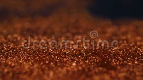 抽象的五颜六色的红金沙有机地流动在五颜六色的液体在宏观黑色的背景视频的预览图