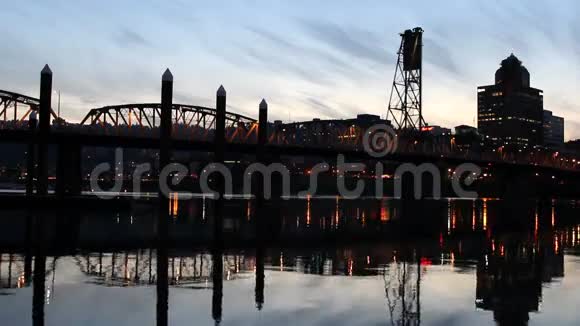 俄勒冈州波特兰市下城区景观天际线与霍桑桥在蓝色小时的全景中穿过威拉米特河视频的预览图