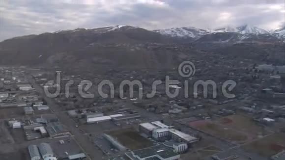 冬季盐湖城市中心的空中拍摄视频的预览图