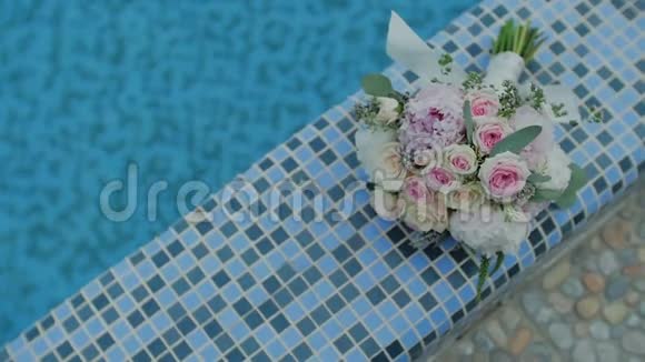 靠近游泳池的新娘花束视频的预览图