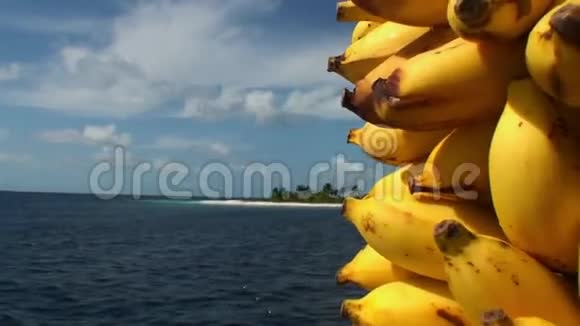 马尔代夫海水表面背景上的亮黄色香蕉视频的预览图