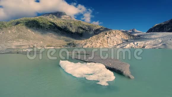 在冰川湖气候变化背景下漂浮在融化的浮冰上视频的预览图