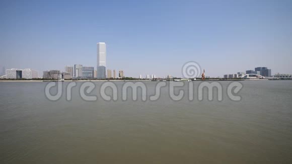 上海外滩从徐汇炳江公园观赏摩天大楼蓝天背景货船在黄浦江上航行视频的预览图