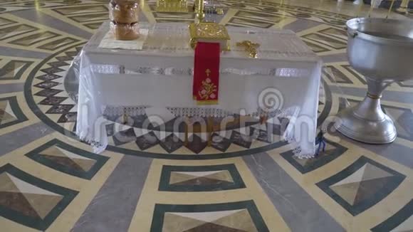 东正教为孩子的洗礼做准备用圣经水交叉在桌子上视频的预览图