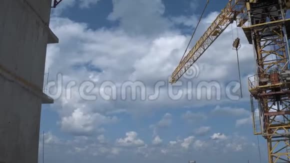 黄塔楼起重机未完工建筑工地视频的预览图