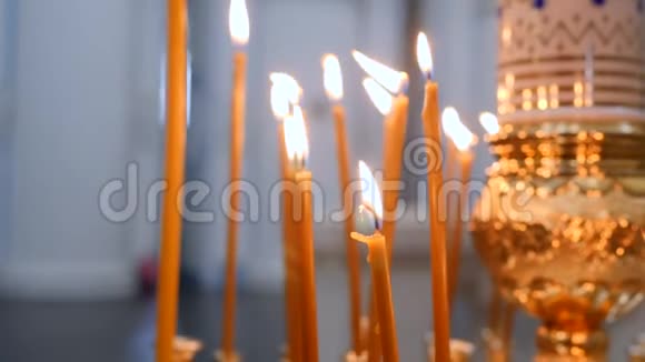在教堂的祭坛前点燃蜡烛4K慢动作视频的预览图