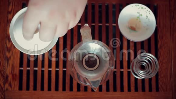 茶几上的中国茶道特写调色视频视频的预览图