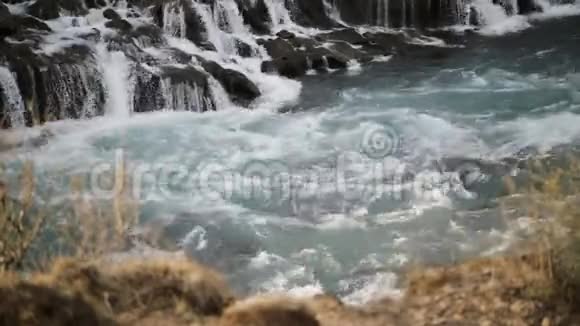 冰岛美丽的碧水景观强大的瀑布巴纳沃斯瀑布瀑布倒下在河流中流动视频的预览图