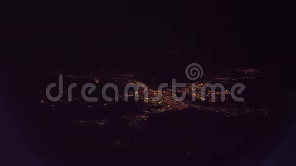 从上面可以看到夜景从生活方式看飞机的窗户到城市的灯光视频的预览图