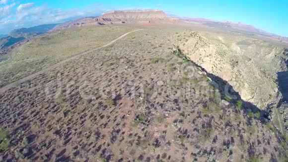 沙漠景观空中天桥下降视频的预览图