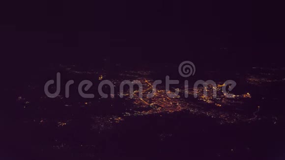 从上面可以看到夜景从飞机的窗户到城市的灯光生活方式视频的预览图