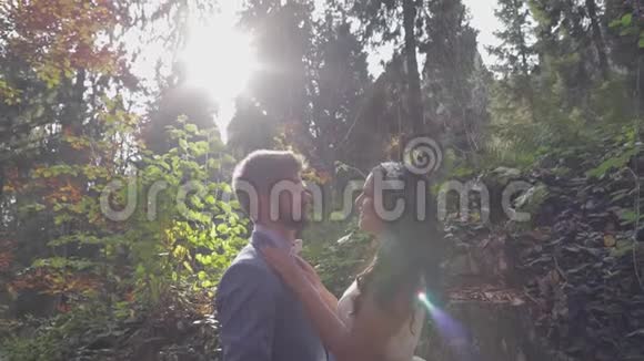 在森林里的山上有新娘的房间新婚夫妇太阳视频的预览图