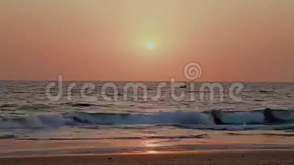 美丽的日落在海面之上视频的预览图