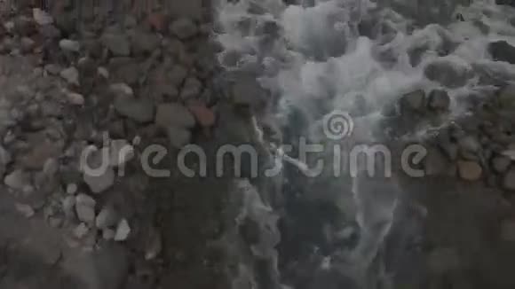 溪下雪山峰视频的预览图