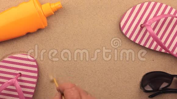 时间用手写在沙子上的铭文在海滩的配饰中标志和符号娱乐视频的预览图