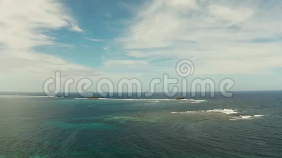 有波浪和岩石岛的海洋菲律宾西亚高视频的预览图