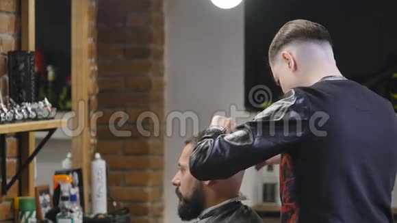 理发师理发店男式理发师理发师理发师剪客户端机器理发视频的预览图