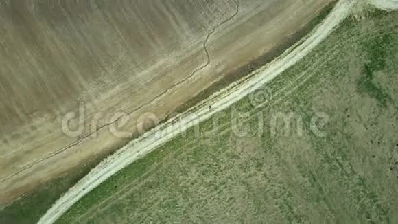 高空俯视图无人机翻转场美丽乡村景观的空旷草甸视频的预览图