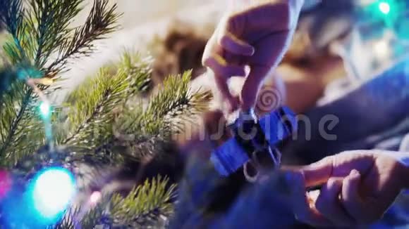 女人装饰圣诞树视频的预览图