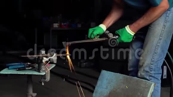 一个视频中有2个工人在一个小作坊里用一个复古的切割器切割金属动作缓慢视频的预览图