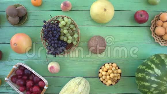 绿色生态背景下的水果上景视频的预览图