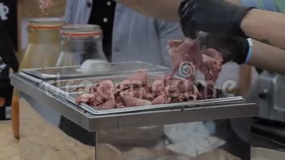 厨师挑选熟肉视频的预览图