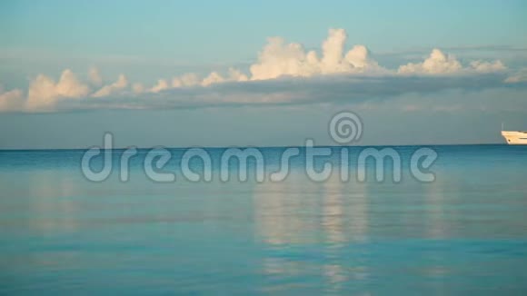 海滩上的海浪靠近地平线上有一艘船在游泳视频的预览图