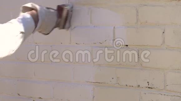 工人粉刷砖房门面视频的预览图