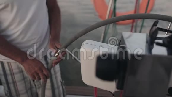 高级水手站在帆板上的方向盘后面人类独自驾驶着这艘船在公海上航行视频的预览图
