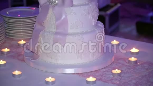 漂亮的结婚蛋糕摆在桌子上上面有蜡烛视频的预览图