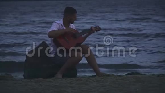 在河岸弹吉他的帅哥视频的预览图