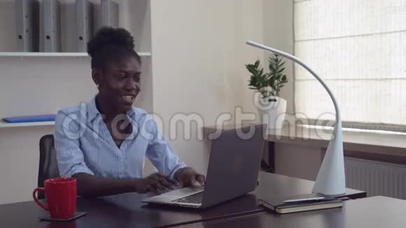 非裔美国女士有视频聊天视频的预览图