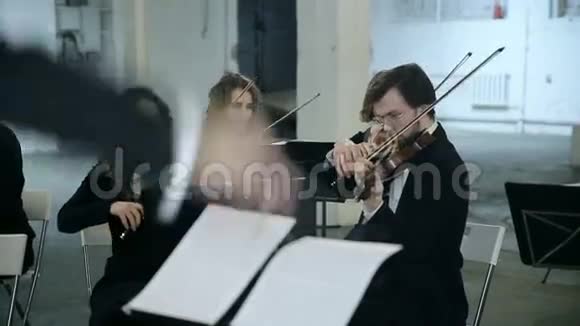 小提琴手和指挥演奏音乐视频的预览图
