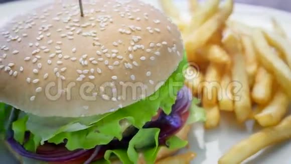 肉和蔬菜纺的汉堡视频的预览图