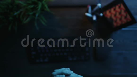 男子喝咖啡和键盘打字的POV视图视频的预览图