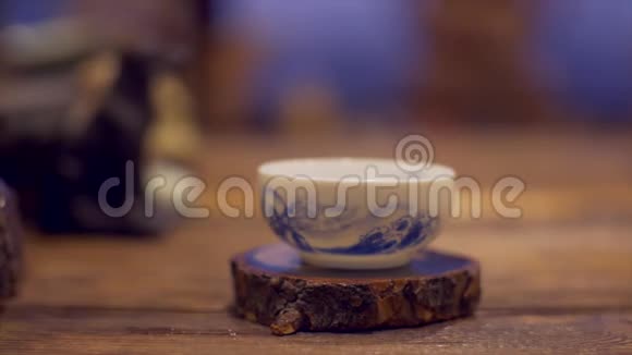 玻璃茶壶和传统茶杯的中国茶道视频的预览图