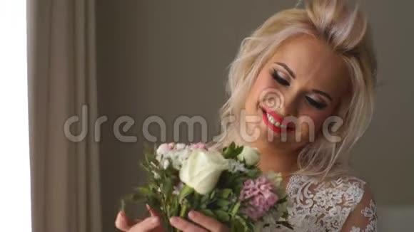 美丽的新娘完美的风格婚礼发型化妆豪华婚纱和新娘的花束视频的预览图