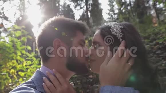 在森林里的山上有新娘的房间新婚夫妇太阳视频的预览图