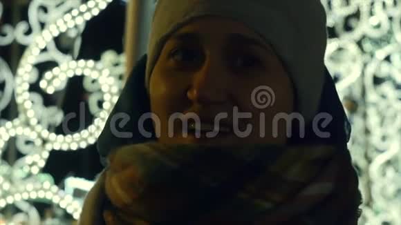 快乐的年轻女子笑着戴上手套在寒冷的冬天在街上视频的预览图