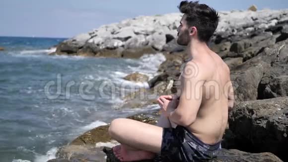 海上冥想或做瑜伽运动的青少年视频的预览图