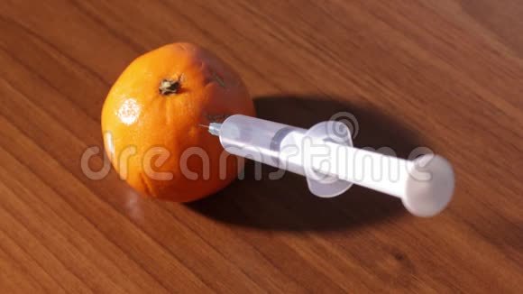 注射器注射到橘子里视频的预览图
