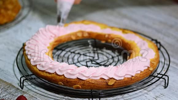 一半的巴黎布列斯特蛋糕背景一个糕点袋里面装满了鲜奶油视频的预览图
