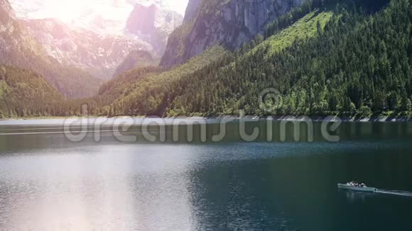 清晨美丽的山湖背景中白雪皑皑的阿尔卑斯山视频的预览图