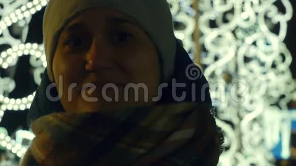 在寒冷的冬天里年轻的女人在街上微笑视频的预览图